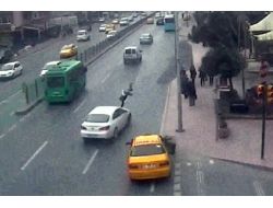 Yayaya Çarpıp Kaçan Otomobil Güvenlik Kamerasında