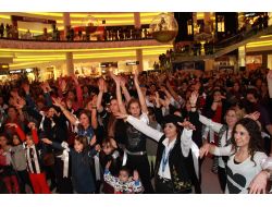 Bursalı Kadınlar, Kadına Karşı Şiddeti Toplu Dansla Protesto Etti