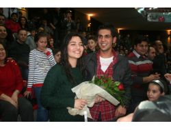 Basketbol Maçında Tribünden Evlilik Teklifi Yaptı