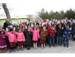 Protokol, Minik Öğrencilere Süt Dağıttı!