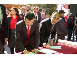 Üniversite İçin Atılan İmzalar On Binleri Aştı