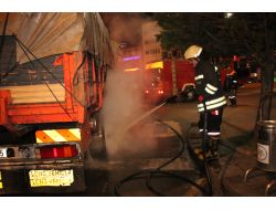 Gece Saatlerinde Duman Altında Kalan Kamyona İtfaiye Müdahale Etti