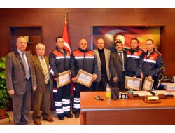 Nehre Düşen Arabayı Kurtaran Söke Belediye İtfaiyesi Ekibine Takdir