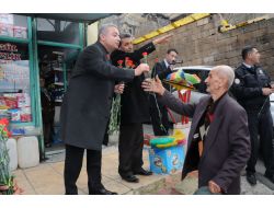 Kaymakam Turan, Mahalleleri Gezerek Kırmızı Gül Dağıttı