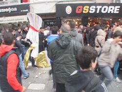 Göztepeliler Aydın’ın Katıldığı İmza Gününde Galatasaray Taraftarlarına Saldırdı