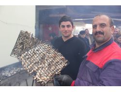 Egelilere Karadenizlilerden Hamsi İkramı