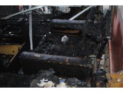 Hakkari'de Göstericilerin Attığı Molotof Bombası Mobilya Mağazasını Yaktı