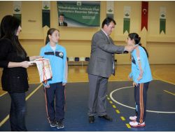 Başkan Dündar, Rekortmen Atletleri Ödüllendirdi