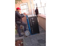 El Arabasıyla Çalmak İstedikleri Kasayı, Polisi Görünce Bırakıp Kaçtılar