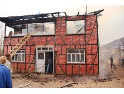 Ahşap Ev Alevlere Teslim Oldu