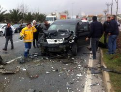 Karşı Yola Geçen Otomobil Kaza Yaptı: 4 Yaralı