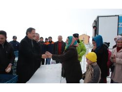 Kar Festivalinde Vatandaşa Ekmek Arası Sucuk İkram Edildi