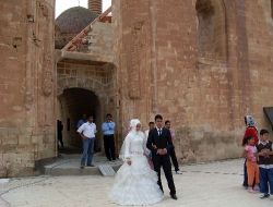 Yeni Evlenen Çiftler, Şans Getirsin Diye İshak Paşa Sarayı'nı Ziyaret Ediyor