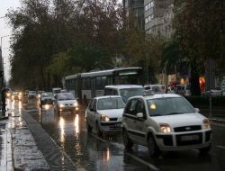 İzmir'de Kısa Süreli Sağanak Yağmur Trafiği Alt Üst Etti