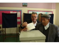 Güney Kıbrıs Halkı Başkanlık Seçimlerinde Oy Kullanıyor