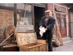 Antikacı, Eski Sandığın Gizli Bölmesinde Kefen Parası Buldu