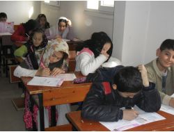 Köylü Çocuklar Okuma Salonunda Sınavlara Hazırlanıyor