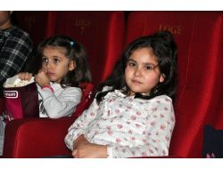 Acıbadem’de Doğan Bebekler, Aileleriyle Birlikte Film İzledi