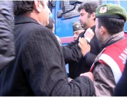 Milletvekili Jandarmanın Yakasına Yapıştı