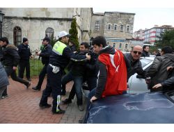 Sinoplu Protestocular Bdp'lilerin Bulunduğu Öğretmenevinin Camlarını İndirdi