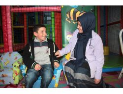 Anneler Alışverişe, Çocuklar Oyuna