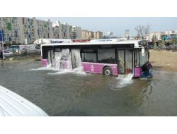 Su Borusunu Patlatan Otobüsteki Yolcular Boğulma Tehlikesi Geçirdi
