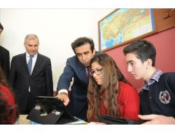 Vali Güzeloğlu Öğrencilere Tablet Bilgisayar Dağıttı