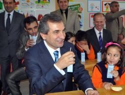 İlköğretim Öğrencilerine Süt, Liselere İse Tablet Bilgisayar Dağıtıldı