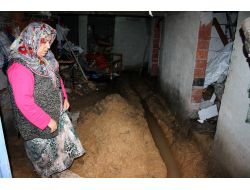 Evlerinin Zemininden Su Sızan Vatandaşlar Tedirginlik Yaşıyor
