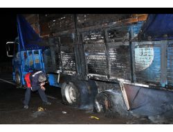 Lastiği Patlayan Kamyonet Alev Topuna Döndü