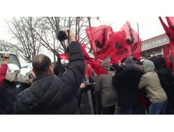 Bayrak Sopalarıyla Polise Saldırdılar