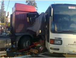 Freni Boşalan Tır Minibüs Ve Otobüse Çarparak Durabildi