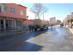 Cadde Ve Sokaklar Basınçlı Suyla Yıkanıyor