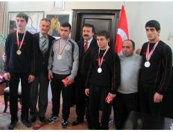 Şampiyon Güreşçilerinden Başkan Arpacıoğlu’na Ziyaret