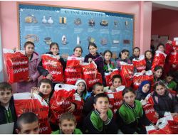 Pazaryolu Kaymakamlığı Öğrencilere Giysi Hediye Etti