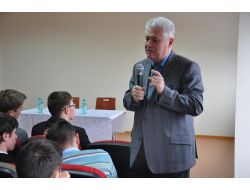 Moldova'nın Eski Cumhurbaşkanı Türk Okulunu Ziyaret Etti