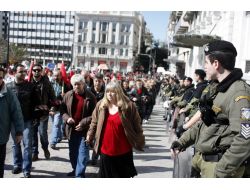 Başkent Atina'da Binlerce Çalışan Durgunluğu Protesto Etti