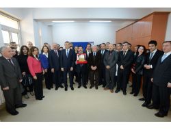 Denizli Valisi Demir Hayırsever İşadamına Plaket Verdi