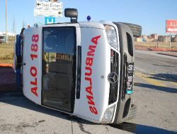 Doğuma Hasta Yetiştiren Ambulans Kaza Yaptı: 4 Yaralı
