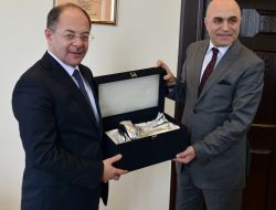 Korkut’tan Eski Bakan Akdağ’a Gümüş Vazo