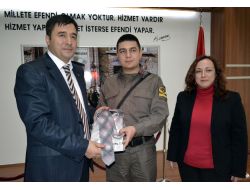 Sigara Bırakanlara Gömlek Ve Kravat Hediye Edildi