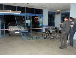 Doktora Kızan Şahıs Otomobiliyle Acil Servise Daldı