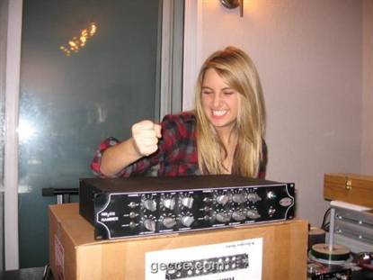 BİZİM KIZ ELA HOLLYWOOD'U SALLADI