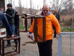 Evi Yanan Aileye Kimse Yok Mu Sahip Çıktı