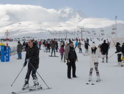Erciyes Kayak Merkezi’nde Haftasonu Bereketi