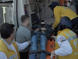 Otomobil, Otobüs Durağına Girdi, 3'ü Çocuk 4 Kişi Yaralandı