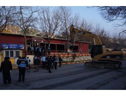 Avcılar Sahilindeki 24 İşyeri Yıkıldı