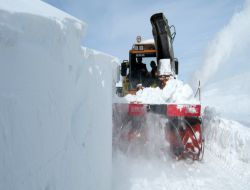 Bitlis’te Köy Yollarında Karla Mücadele Çalışmaları