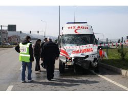 Kırmızı Işıkta Geçen Ambulans, Cenaze Aracına Çarptı