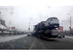 Rusya’da Araç Dolu Tır Otobanı Birbirine Kattı